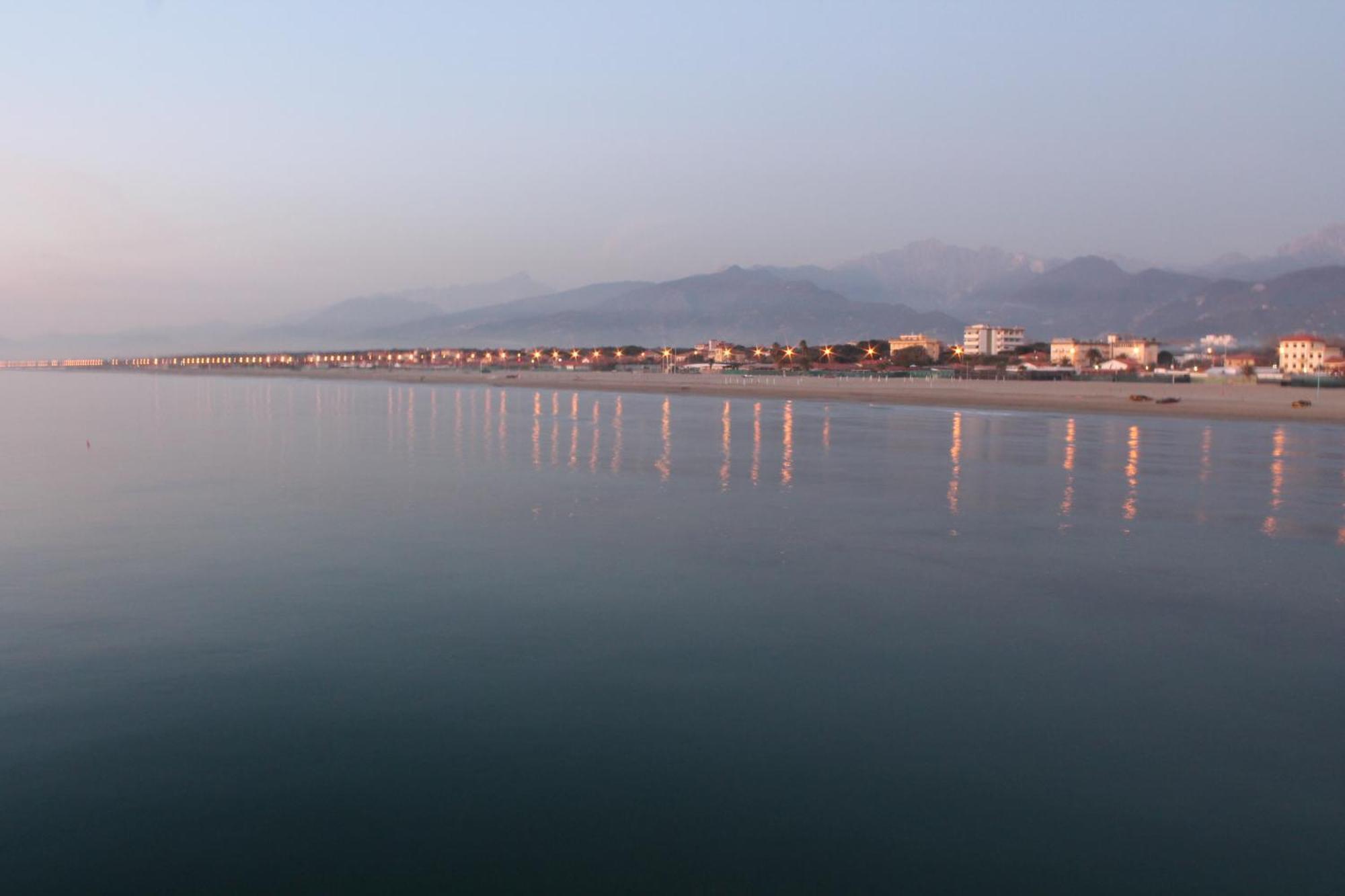 Hotel Azzurra Marina di Pietrasanta Dış mekan fotoğraf