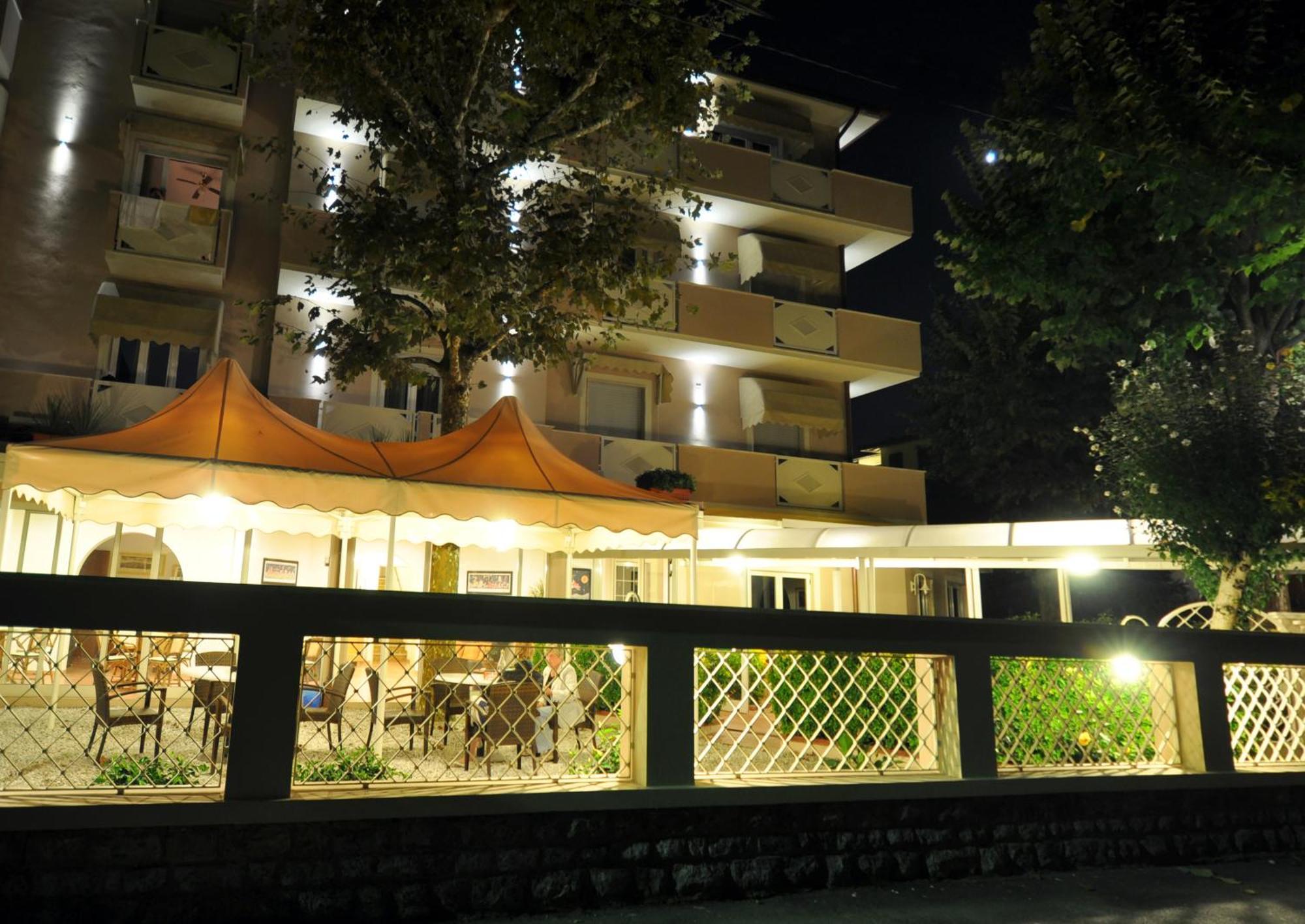 Hotel Azzurra Marina di Pietrasanta Dış mekan fotoğraf